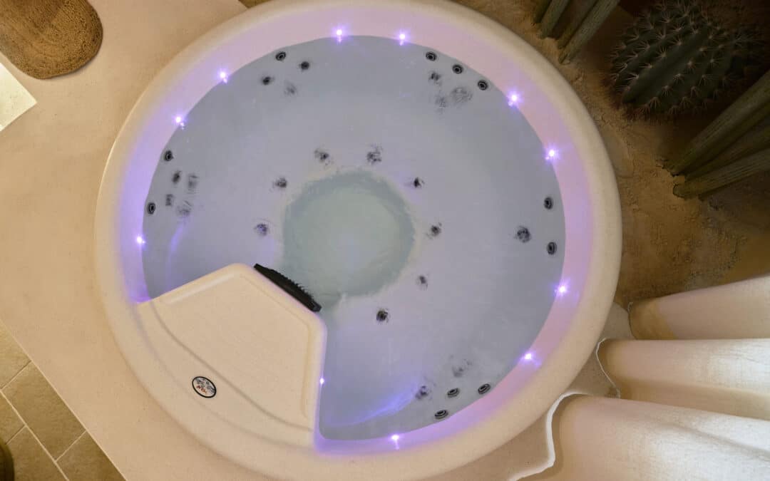 Jacuzzi privatif : pourquoi son entretien et ses normes dépassent ceux d’une simple baignoire balnéo