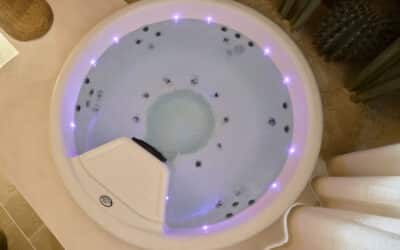 Jacuzzi privatif : pourquoi son entretien et ses normes dépassent ceux d’une simple baignoire balnéo