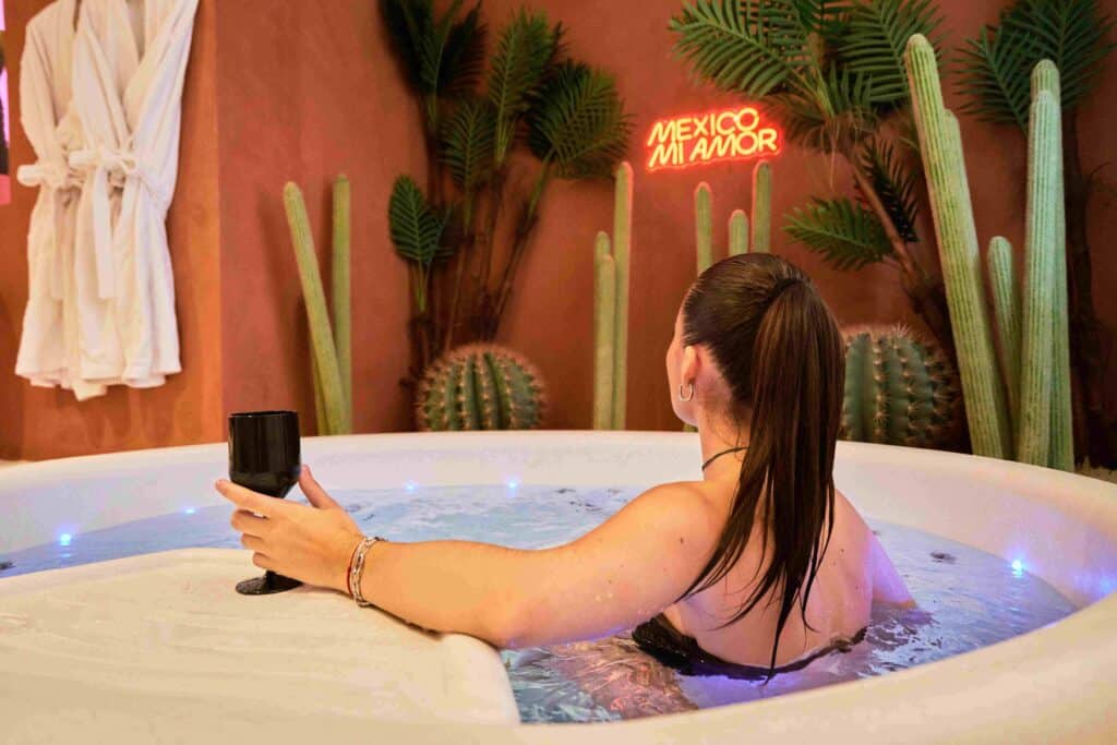 femme dans le jacuzzi avec son verre et cactus en fond 1