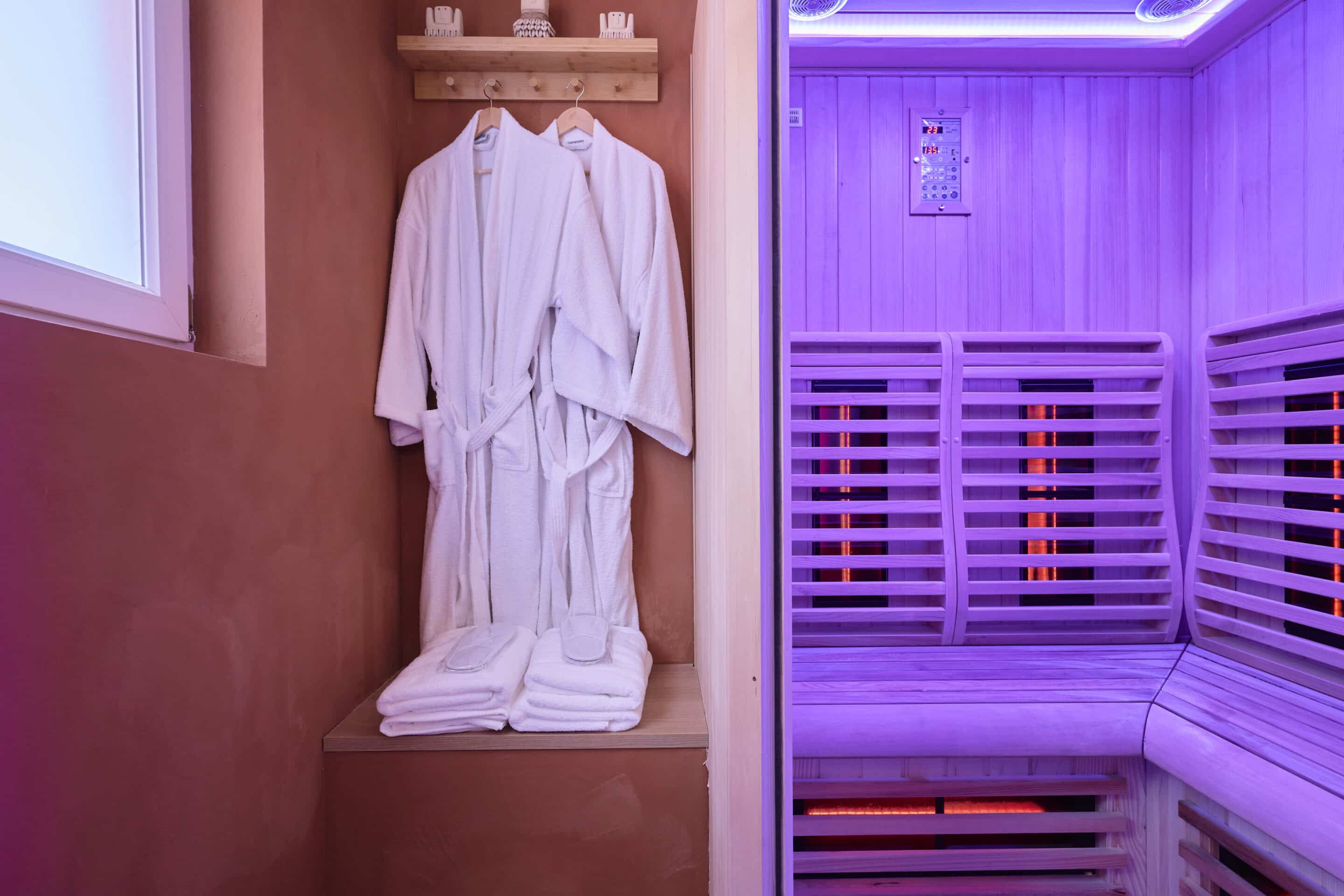 Deux femmes profitant du sauna infrarouge privatif La Casa Del Spa Bruay-la-Buissière